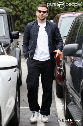 Bradley Cooper, en tenue décontractée, va faire du tennis avec sa maman Gloria, le samedi 17 décembre 2011.
