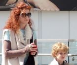 Debra Messing et son fils Roman à Los Angeles,le 25 avril 2011.<br />