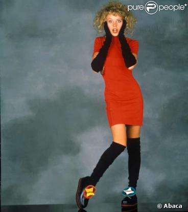 Kylie Minogue en 1980 pose pour la série neighbours