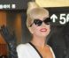 Lady Gaga, stylée et très décolletée, sourit face aux accusations d'esclavagisme