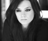 Dominique Fidanza (Star Ac 6) : Envoûtante, torturée et dénudée pour son clip