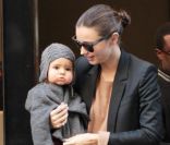 Le mannequin Miranda Kerr et son fils Flynn à New York, le 5 novembre 2011. 