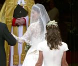 Kate Middleton et sa soeur et demoiselle d'honneur Pippa effectuent leur entrée dans l'abbaye de Westminster à Londres, le 29 avril 2011. 
