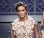 Anja Rubik sur le podium Dolce & Gabbana printemps-été 2012 à Milan. 