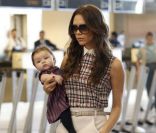 Victoria Beckham et sa fille Harper Seven à l\'aéroport de Los Angeles, le 26 novembre 2011.<br />