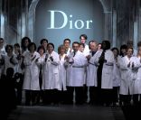 Suivant le licenciement de John Galliano à la tête de Dior, ce sont les mains de l'atelier qui sont venus saluer la foule lors du défilé automne-hiver 2011 à Paris. Le 4 mars 2011. 