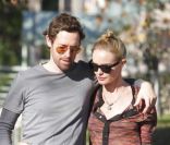 Kate Bosworth et son petit ami Michael Polish sortent de la boutique Burton à Los Angeles, se promènent dans les rues ensoleillées avant d\'aller déjeuner au restaurant Le Village idiot le 28 décembre 2011<br />