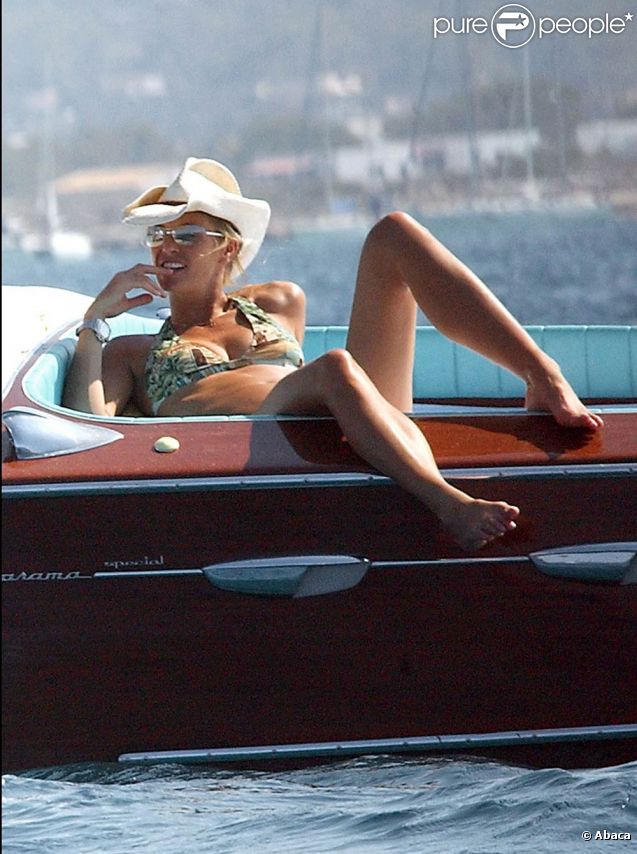 Elle Macpherson en vacances à Ibiza en août 2003 