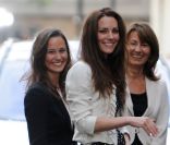 Kate Middleton (photo : le 28 avril 2011, entourée de sa soeur Pippa et leur mère Carole, à la veille de son mariage) aura 30 ans le 9 janvier 2012. La duchesse de Cambridge risque d'être gâtée : sa soeur Pippa Middleton et son beau-frère le prince Harry sont en charge des festivités.