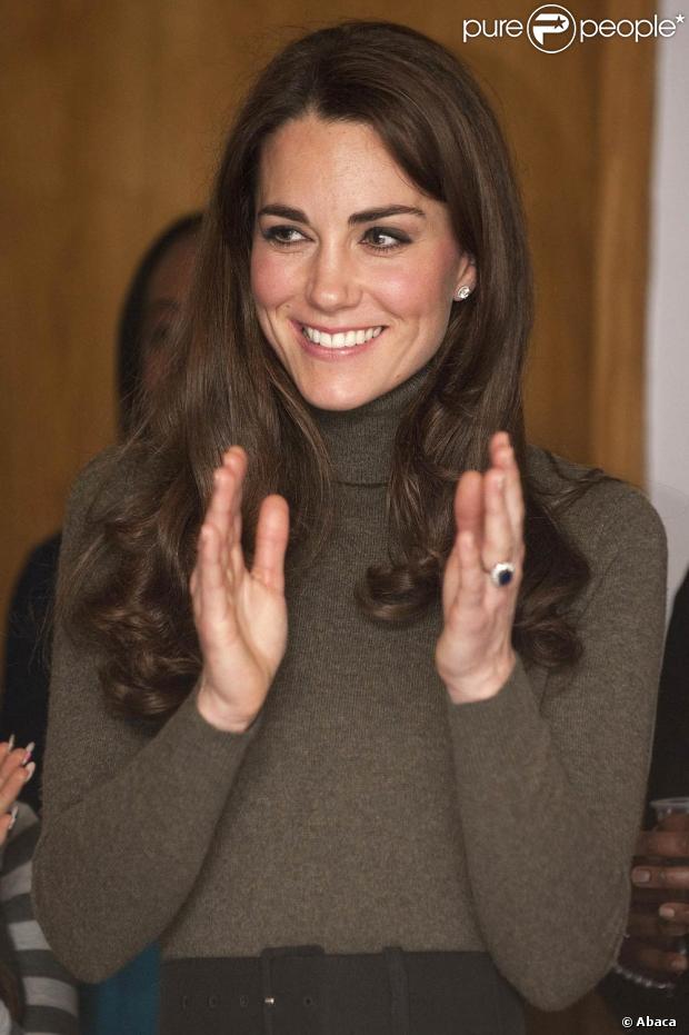 Kate Middleton (photo : le 21 décembre 2011 lors d'une visite dans un foyer de Centrepoint) aura 30 ans le 9 janvier 2012. La duchesse de Cambridge risque d'être gâtée : sa soeur Pippa Middleton et son beau-frère le prince Harry sont en charge des festivités.