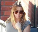 Ellen Pompeo : encore et toujours de mauvaise humeur quand elle se promène dans les rues de Los Angeles le 3 janvier 2012  
