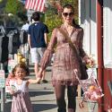 Alyson Hannigan, enceinte, regarde sa fille jouer à la maman
