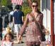 Alyson Hannigan, enceinte, regarde sa fille jouer à la maman