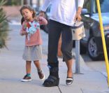 Halle Berry, attelle à la jambe dépose sa petite Nahla encore endormie à l\'école le 6 janvier 2012 à Los Angeles