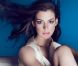 Anne Hathaway, irrésistiblement sensuelle, a le vent en poupe