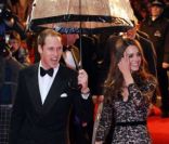 Catherine, en dentelle sous la pluie avec le prince William et Steven Spielberg