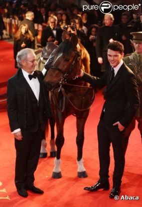 Le réalisateur Steven Spielberg, le cheval Joey et l'acteur Jeremy Irvine lors de l'avant-première du film Cheval de Guerre à Londres le 8 janvier 2012