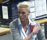 Brigitte Nielsen quitte le Danemark, où elle a enregistré l'émission Masterchef, pour l'Australie, le 5 janvier 2012 
