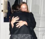 Liv Tyler congratule son ami Stella McCartney à New York, le 9 janvier 2012.