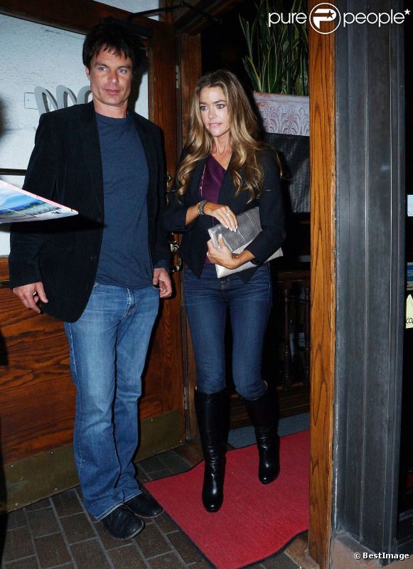 Denise Richards sort du restaurant Madeo avec Patrick Muldoon à Los Angeles, le 9 janvier 2012.