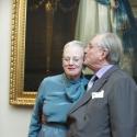 La reine Margrethe jubile devant la princesse Mary et sous les baisers de Henrik