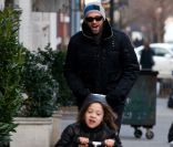 Hugh Jackman en patinette avec sa fille Ava, en direction de l\'école le 10 janvier 2012 à New York