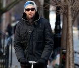 Hugh Jackman en patinette, en route pour l\'école de sa fille Ava, le 10 janvier 2012 à New York