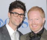 Jesse Tyler Ferguson, de la série Modern Family, et son compagnon aux People's Choice Awards à Los Angeles, le 11 janvier 2012.