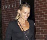 L\'actrice et mannequin Molly Sims est surprise avec une amie à Los Angeles, le 11 janvier 2012.