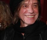Jean-Louis Aubert à l\'Olympia le soir de l\'enregistrement de La Fête de la chanson française, à Paris, le 12 janvier 2011.