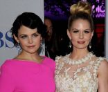 Ginnifer Goodwin et Jennifer Morrison aux People's Choice Awards, à Los Angeles, le 11 janvier 2012.