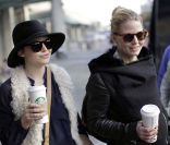 Ginnifer Goodwin et Jennifer Morrison arrivent à l'aéroport de Vancouver le 12 janvier 2012.