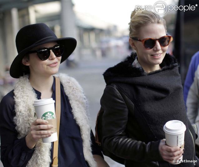 Ginnifer Goodwin et Jennifer Morrison arrivent à l'aéroport de Vancouver le 12 janvier 2012.