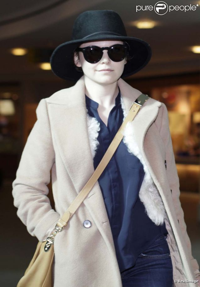 Ginnifer Goodwin arrive à l'aéroport de Vancouver le 12 janvier 2012.