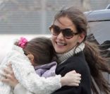 Katie Holmes obligée de porter sa fille ne semble pas s\'en plaindre, à New York, le 13 janvier 2011.<br />
