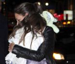 Katie Holmes et sa fille Suri Cruise après avoir vu le spectacle <em>Marry Poppins</em>, à New York, le vendredi 13 janvier 2012.