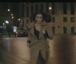 Jenifer, mystérieuse, court après L'Amour Fou dans un look très femme fatale !
