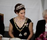  La princesse Mary a fait le choix du noir pour ses tenues du week-end de célébration de la reine. 
 La reine Margrethe II de Danemark était honorée dimanche 15 janvier 2012 par un dîner au palais Frederik VIII à Amalienborg, en point d'orgue des célébrations de son jubilé de rubis, marquant 40 ans de règne. 