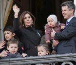  Le prince Frederik, la princesse Mary et leurs enfants Christian, Isabella et les jumeaux Vincent et Josephine au balcon d'Amalienborg le 15 janvier 2012. 
 Grand moment des célébrations du jubilé de la reine Margrethe II de Danemark : l'apparition au balcon d'Amalienborg, le midi du dimanche 15 janvier 2012, acclamée par près de 10 000 Danois. 