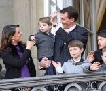  Le prince Joachim et la princesse Marie, bientôt au terme de sa grossesse, au balcon d'Amalienborg avec leur petit prince Henrik et les princes Nikolai et Felix. 
 Grand moment des célébrations du jubilé de la reine Margrethe II de Danemark : l'apparition au balcon d'Amalienborg, le midi du dimanche 15 janvier 2012, acclamée par près de 10 000 Danois. 