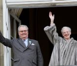 La reine Margrethe et le prince consort Henrik au balcon d'Amalienborg. Grand moment des célébrations du jubilé de la reine Margrethe II de Danemark : l'apparition au balcon d'Amalienborg, le midi du dimanche 15 janvier 2012, acclamée par près de 10 000 Danois.