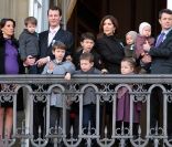  L'avenir de la monarchie danoise au balcon d'Amalienborg : le prince Joachim et la princesse Marie enceinte avec leurs petits Henrik, Felix et Nikolai, et le prince Frederik et la princesse Mary avec leur quatre enfants, Christian, Isabella et les jumeaux de un an Vincent et Josephine. Du monde au balcon. 
 Grand moment des célébrations du jubilé de la reine Margrethe II de Danemark : l'apparition au balcon d'Amalienborg, le midi du dimanche 15 janvier 2012, acclamée par près de 10 000 Danois. 