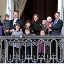 <p>L'avenir de la monarchie danoise au balcon d'Amalienborg : le prince Joachim et la princesse Marie enceinte avec leurs petits Henrik, Felix et Nikolai, et le prince Frederik et la princesse Mary avec leur quatre enfants, Christian, Isabella et les jumeaux de un an Vincent et Josephine. Du monde au balcon.</p>
<p>Grand moment des célébrations du jubilé de la reine Margrethe II de Danemark : l'apparition au balcon d'Amalienborg, le midi du dimanche 15 janvier 2012, acclamée par près de 10 000 Danois.</p>