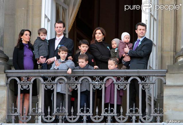  L'avenir de la monarchie danoise au balcon d'Amalienborg : le prince Joachim et la princesse Marie enceinte avec leurs petits Henrik, Felix et Nikolai, et le prince Frederik et la princesse Mary avec leur quatre enfants, Christian, Isabella et les jumeaux de un an Vincent et Josephine. Du monde au balcon. 
 Grand moment des célébrations du jubilé de la reine Margrethe II de Danemark : l'apparition au balcon d'Amalienborg, le midi du dimanche 15 janvier 2012, acclamée par près de 10 000 Danois. 