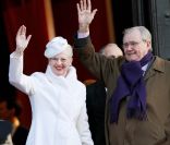 La reine Margrethe et le prince Henrik au balcon de l'Hôtel de Ville de Copenhague le 14 janvier 2012, jour du jubilé de rubis de la reine.