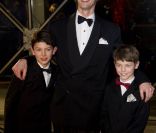Le prince Joachim de Danemark et ses deux fils aînés, le prince Nikolai, 12 ans, et le prince Felix, 9 ans. Dîner de gala à la salle de concert de Copenhague dans le cadre du jubilé des 40 ans de règne de la reine Margrethe II, samedi 14 janvier 2012. 1500 convives de marque étaient invités.
