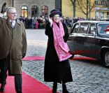 La reine Margrethe II de Danemark, accompagnée de ses doeux soeurs Benedikte et Anne-Marie, de son époux le prince Henrik, de ses fils les princes Frederik et Joachim, de sa belle-fille la princesse Mary, est allée se recueillir sur la tombe de ses parents le roi frederik IX et la reine Ingrid à Roskilde, au matin du 14 janvier 2012, jour du jubilé de ses 40 ans de règne.