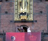 La reine Margrethe II de Danemark a reçu l'ovation, samedi 14 janvier 2012, jour du jubilé de ses 40 ans de règne, de près de 10 000 Danois massés dans les rues de Copenhague pour la voir passer en carrosse doré jusqu'à l'Hôtel de Ville, où, après une réception en son honneur, elle est apparue au balcon avec son époux le prince consort Henrik.