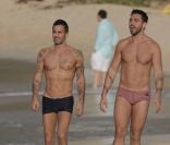 Marc Jacobs et Lorenzo Martone fin 2011 sur une plage de Saint Barth 