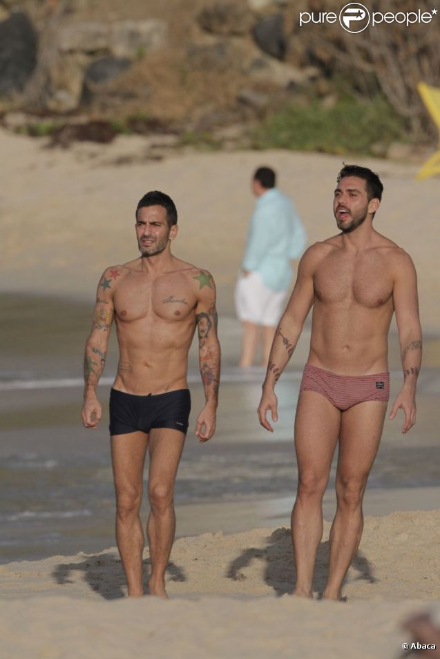 Marc Jacobs et Lorenzo Martone fin 2011 sur une plage de Saint Barth 